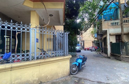 BÁN NHÀ TẶNG ĐẤT PHÂN LÔ Ô TÔ TRÁNH - KINH DOANH - LÔ GÓC 2 MẶT THOÁNG
♦️ Vị trí đẹp ngõ ô tô tránh đỗ ngày đêm, thông vòng quanh. Nhà lô góc thoáng